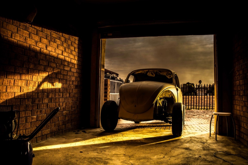 carrosserie-ANTIBES-min_car_garage_volkswagen_sunset_vw_beetle-81658